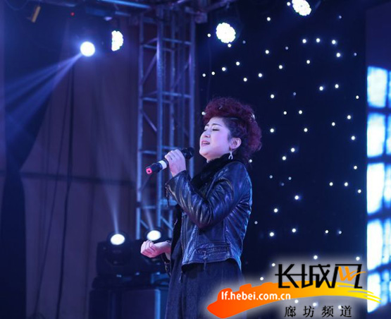 倾情演唱。主办方图